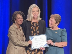 Sarah Beebe receiving award from NLN